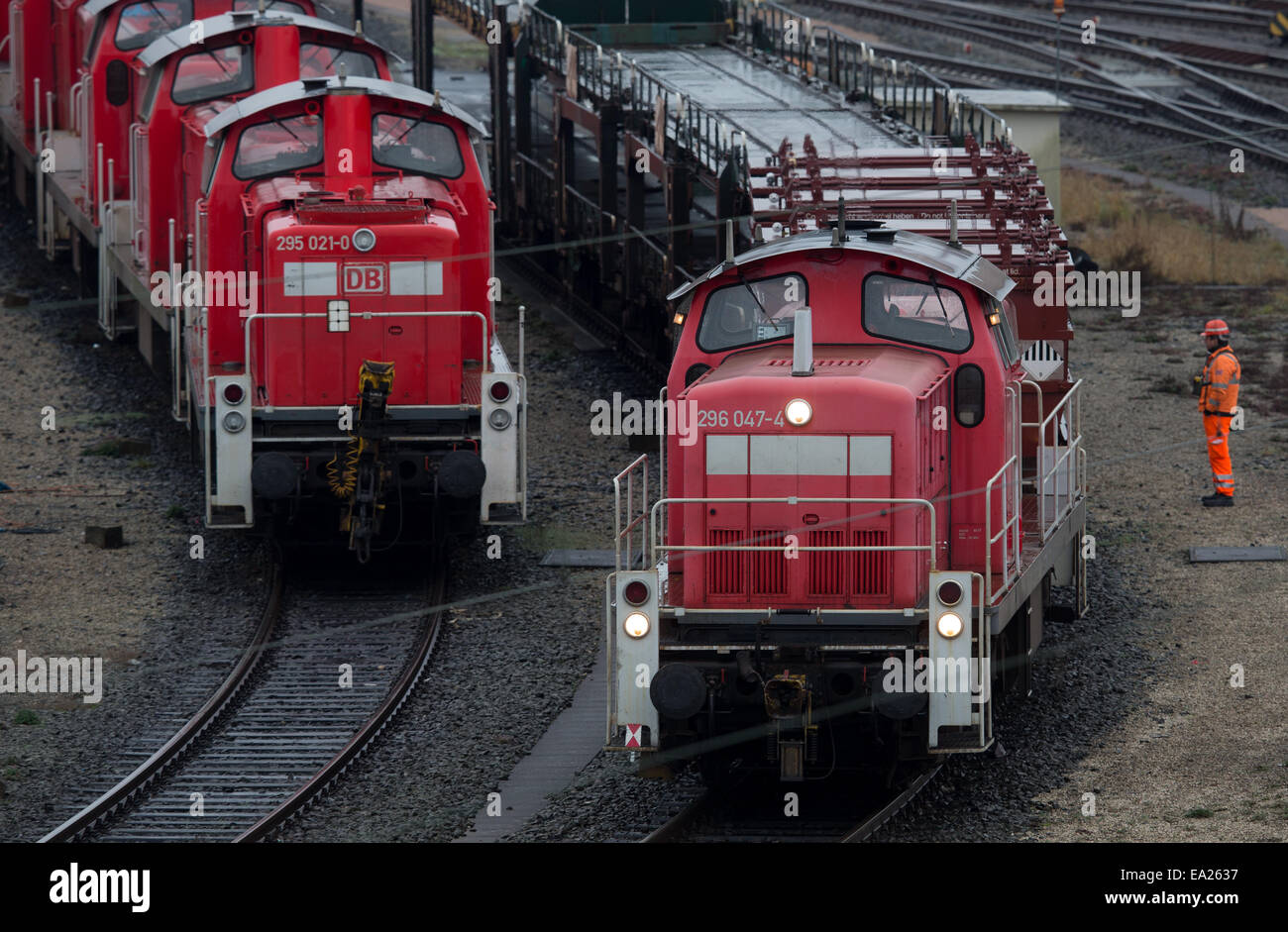 Seevetal, Deutschland. 5. November 2014. Güterzüge werden auf dem Rangierbahnhof in Seevetal, Deutschland, 5. November 2014 geparkt. Deutsche Lokführer Union hat GDL angekündigt, um vorwärts zu gehen, mit dem längsten Streik in der 20-jährigen Geschichte der Deutschen Bahn. Die Streik-Ankündigung am 04 November löste Verurteilung von sowohl für Geschäftsreisende als auch für Politiker. Streiks sind von Mittwoch, 5 November, Montag, 10. November 2014 geplant. Foto: AXEL HEIMKEN/Dpa/Alamy Live News Stockfoto