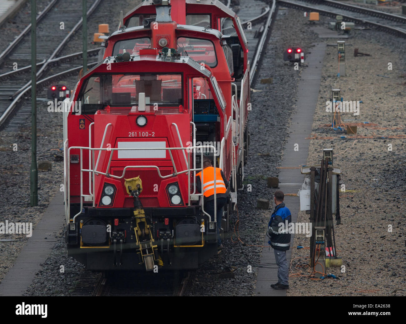Seevetal, Deutschland. 5. November 2014. Güterzüge werden auf dem Rangierbahnhof in Seevetal, Deutschland, 5. November 2014 geparkt. Deutsche Lokführer Union hat GDL angekündigt, um vorwärts zu gehen, mit dem längsten Streik in der 20-jährigen Geschichte der Deutschen Bahn. Die Streik-Ankündigung am 04 November löste Verurteilung von sowohl für Geschäftsreisende als auch für Politiker. Streiks sind von Mittwoch, 5 November, Montag, 10. November 2014 geplant. Foto: AXEL HEIMKEN/Dpa/Alamy Live News Stockfoto