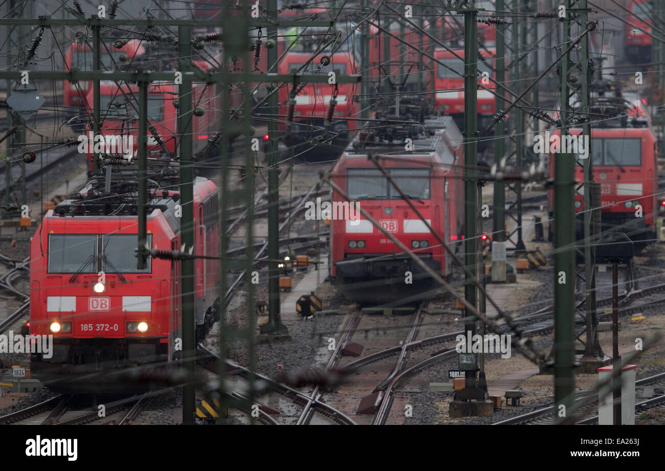 Seevetal, Deutschland. 5. November 2014. Güterzüge werden auf dem Rangierbahnhof in Seevetal, Deutschland, 5. November 2014 geparkt. Deutsche Lokführer Union hat GDL angekündigt, um vorwärts zu gehen, mit dem längsten Streik in der 20-jährigen Geschichte der Deutschen Bahn. Die Streik-Ankündigung am 04 November löste Verurteilung von sowohl für Geschäftsreisende als auch für Politiker. Streiks sind von Mittwoch, 5 November, Montag, 10. November 2014 geplant. Foto: AXEL HEIMKEN/Dpa/Alamy Live News Stockfoto