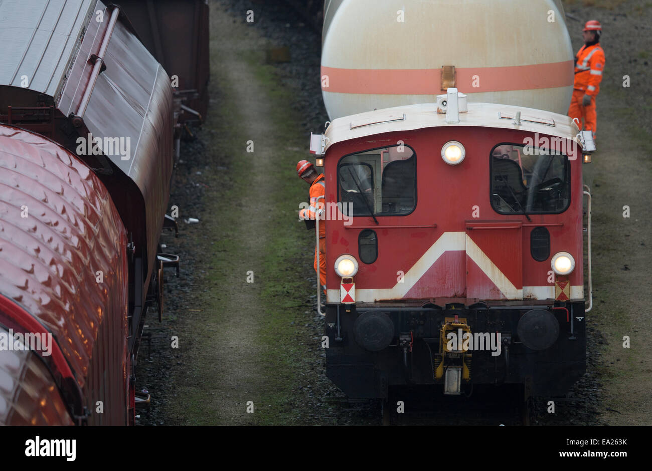 Seevetal, Deutschland. 5. November 2014. Güterzüge werden auf dem Rangierbahnhof in Seevetal, Deutschland, 5. November 2014 geparkt. Deutsche Lokführer Union hat GDL angekündigt, um vorwärts zu gehen, mit dem längsten Streik in der 20-jährigen Geschichte der Deutschen Bahn. Die Streik-Ankündigung am 04 November löste Verurteilung von sowohl für Geschäftsreisende als auch für Politiker. Streiks sind von Mittwoch, 5 November, Montag, 10. November 2014 geplant. Foto: AXEL HEIMKEN/Dpa/Alamy Live News Stockfoto