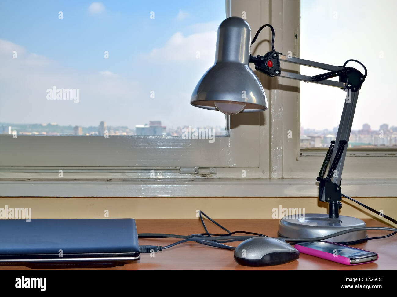 Heimischen Schreibtisch am Fenster mit Blick auf die Stadt Stockfoto