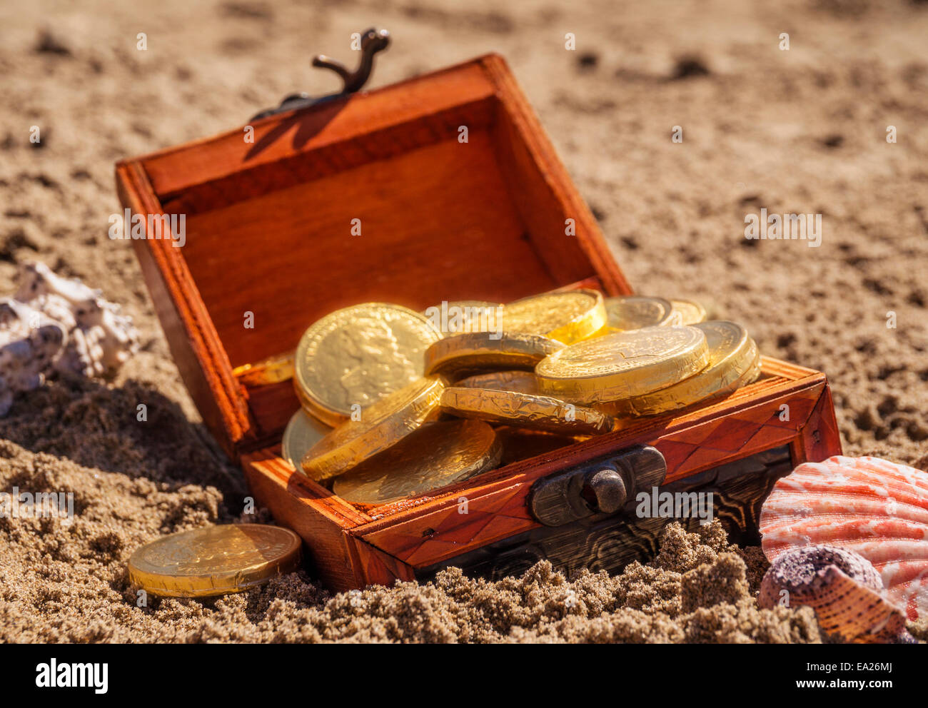 Offene Schatztruhe mit vielen Goldmünzen. Stockfoto