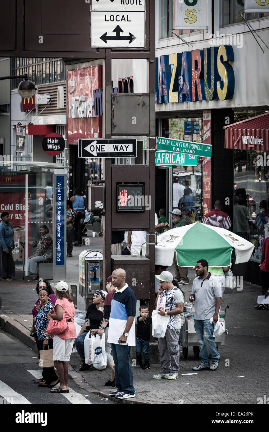 Eine Schlange von Menschen warten, um West 125th Street in Harlem, New York - USA überqueren. Stockfoto