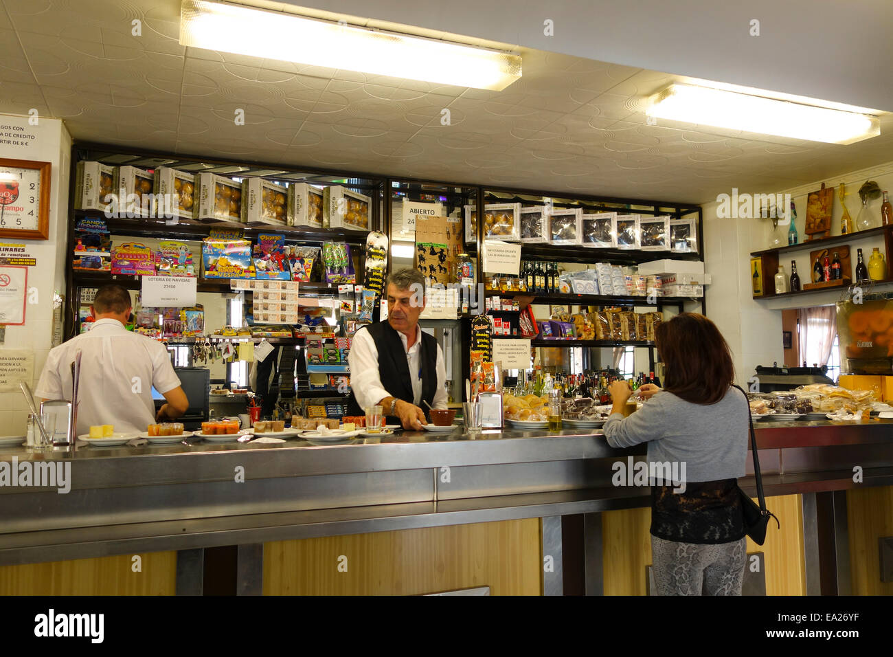 Typische spanische Straße Seite Café, Bar und Restaurant, Venta in der Nähe von Sevilla. Spanien Stockfoto