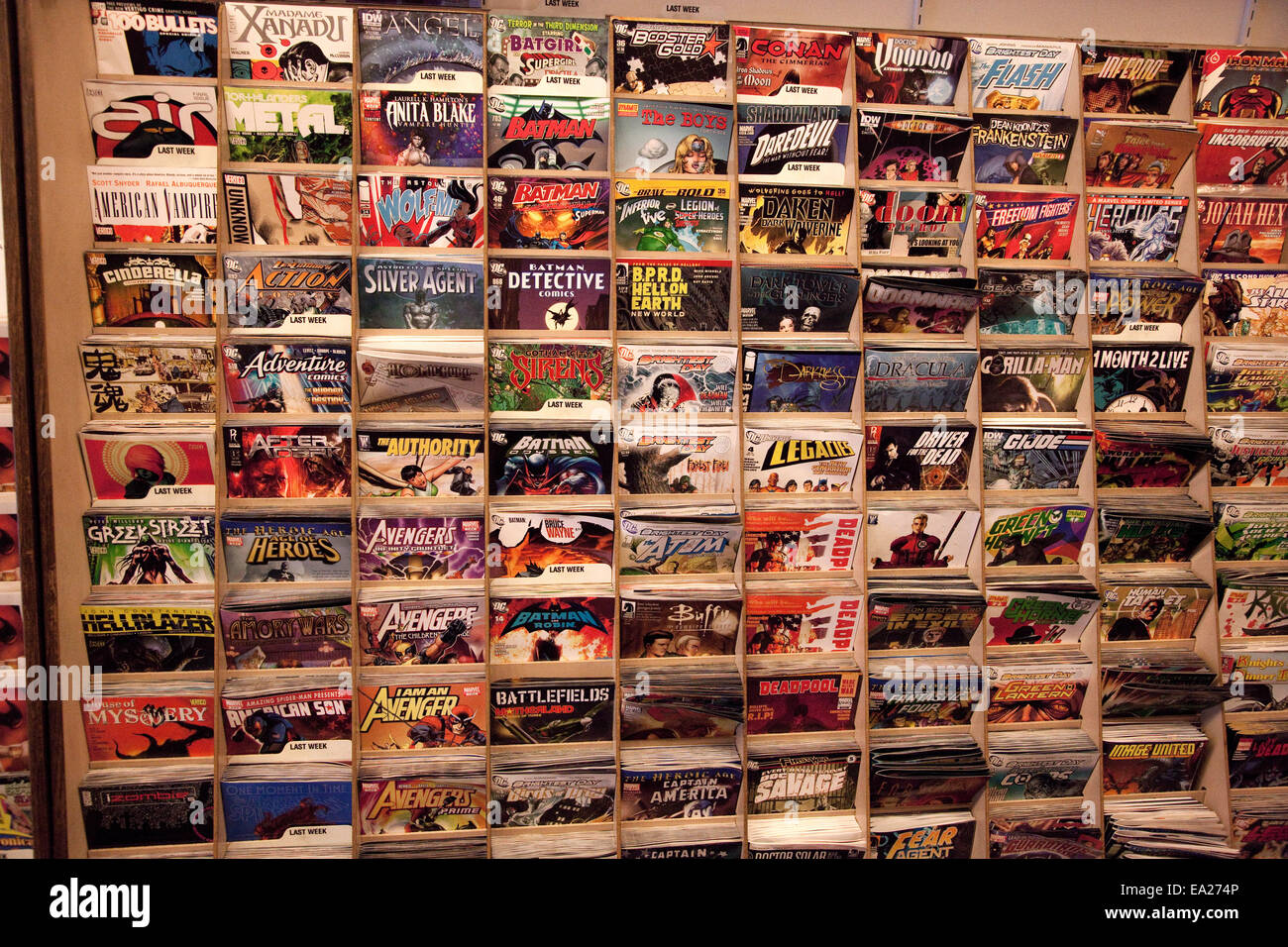 Vollständigen Rack von der Comic-Bücher in einem Comic-Buch-Shop. St Paul Minnesota MN USA Stockfoto