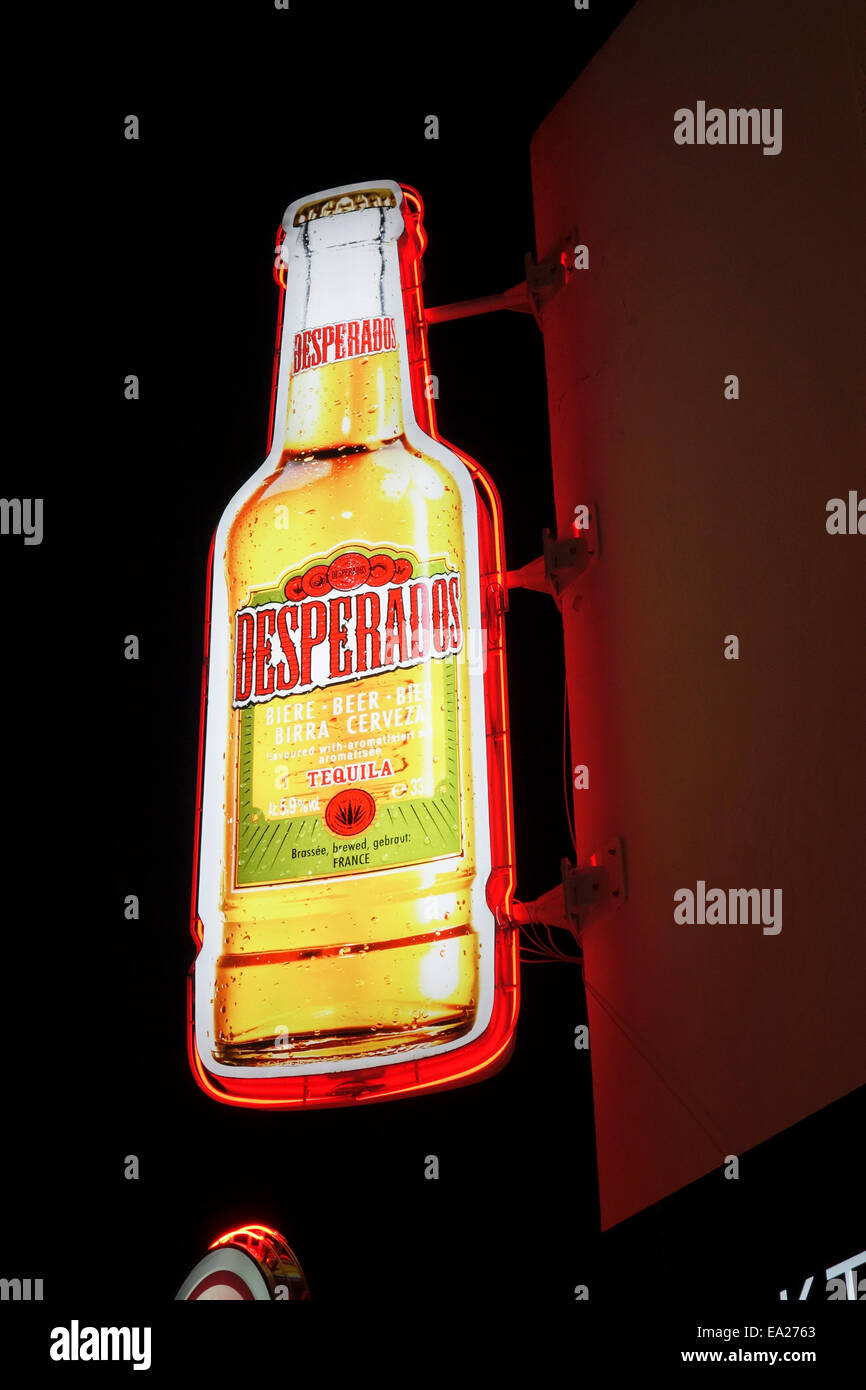 Bier Lichtkasten, Neonlichter, Desperados in der Nacht erhellen. am Bar. Portugal. Stockfoto