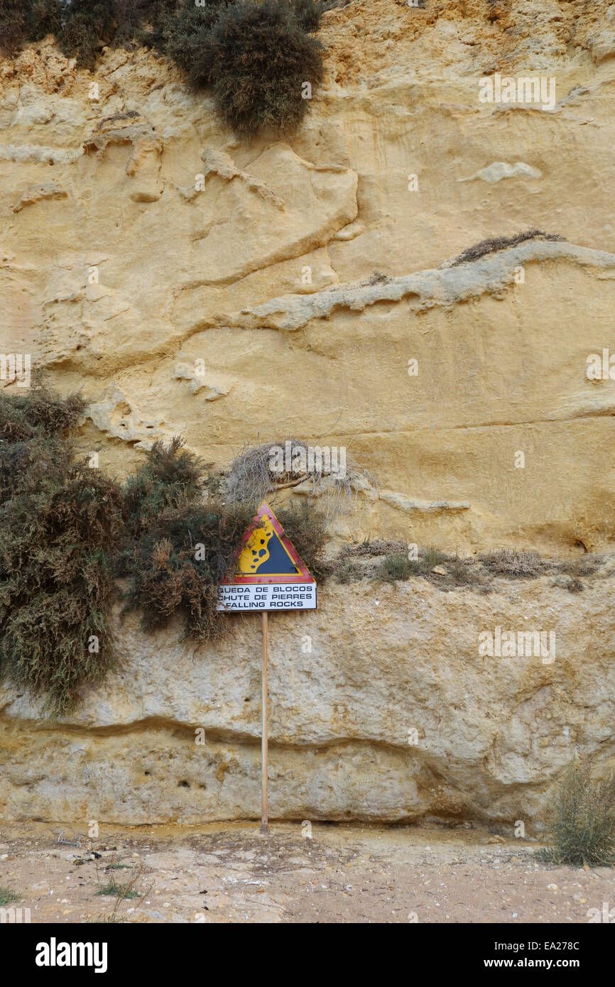 Zeichen der Gefahr von einstürzenden Felsen in Algarve Felsen fallen, Portugal. Stockfoto