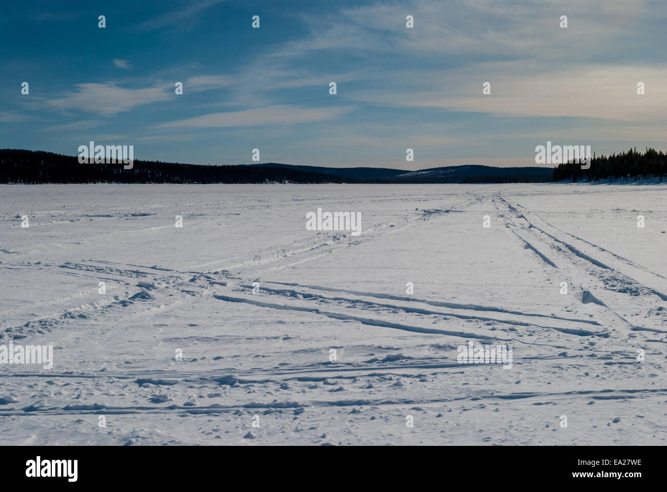 Winterwildnis gekreuzt mit dem Schneemobil verfolgt Stockfoto