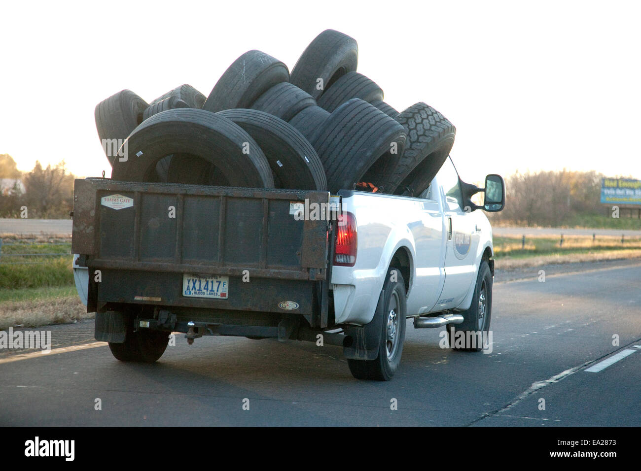 Pickup-Truck gefüllt mit großen LKW-Reifen auf der Autobahn. Autobahn 94 Minnesota MN USA Stockfoto