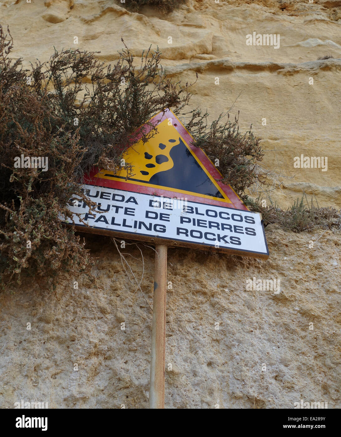 Zeichen der Gefahr von einstürzenden Felsen in Algarve Felsen fallen, Portugal. Stockfoto