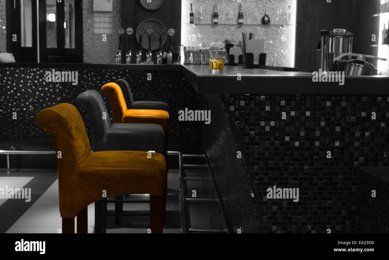 Farbige bequemen Stühlen in Reihe für Gäste im eleganten Bar Theke Tisch. Stockfoto