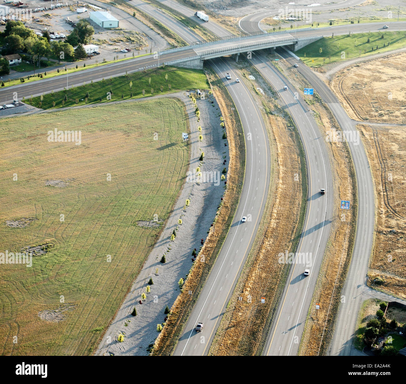 Eine Überführung auf einem ruhigen Abschnitt der Interstate 15 in den Vereinigten Staaten Stockfoto