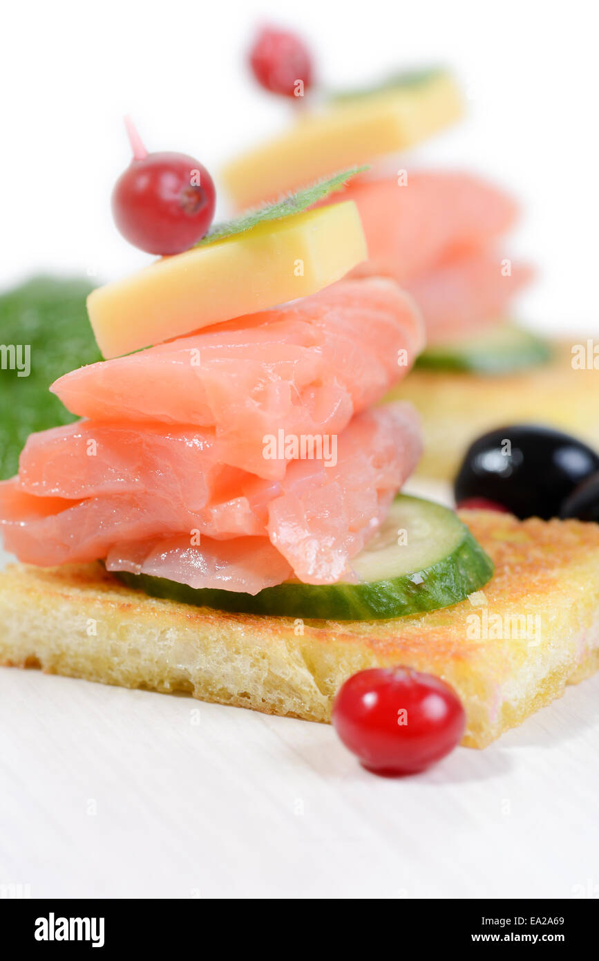 Lachs mit Gurke und Käse auf geröstetem Brot Stockfoto
