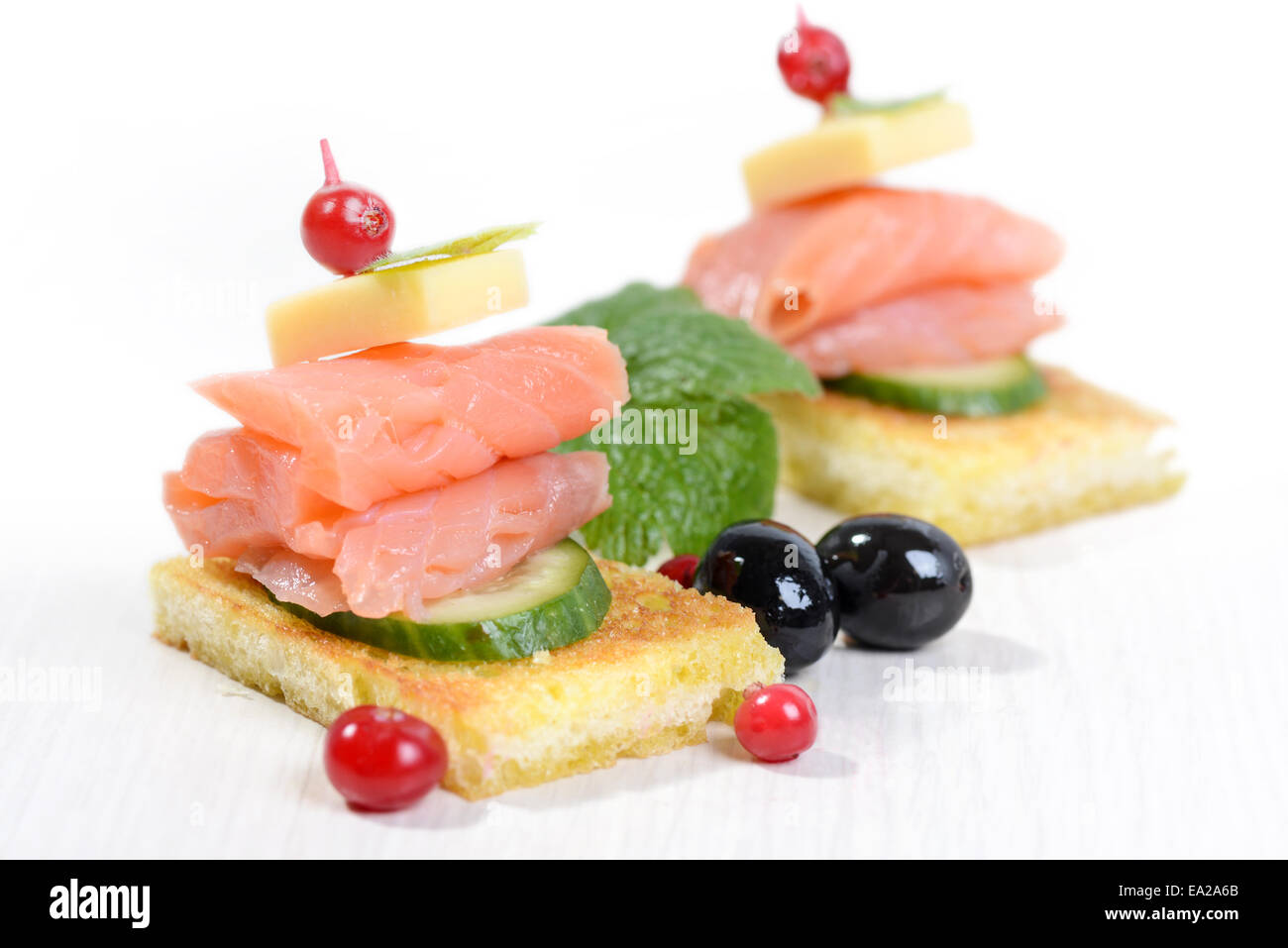 Lachs mit Gurke und Käse auf geröstetem Brot Stockfoto