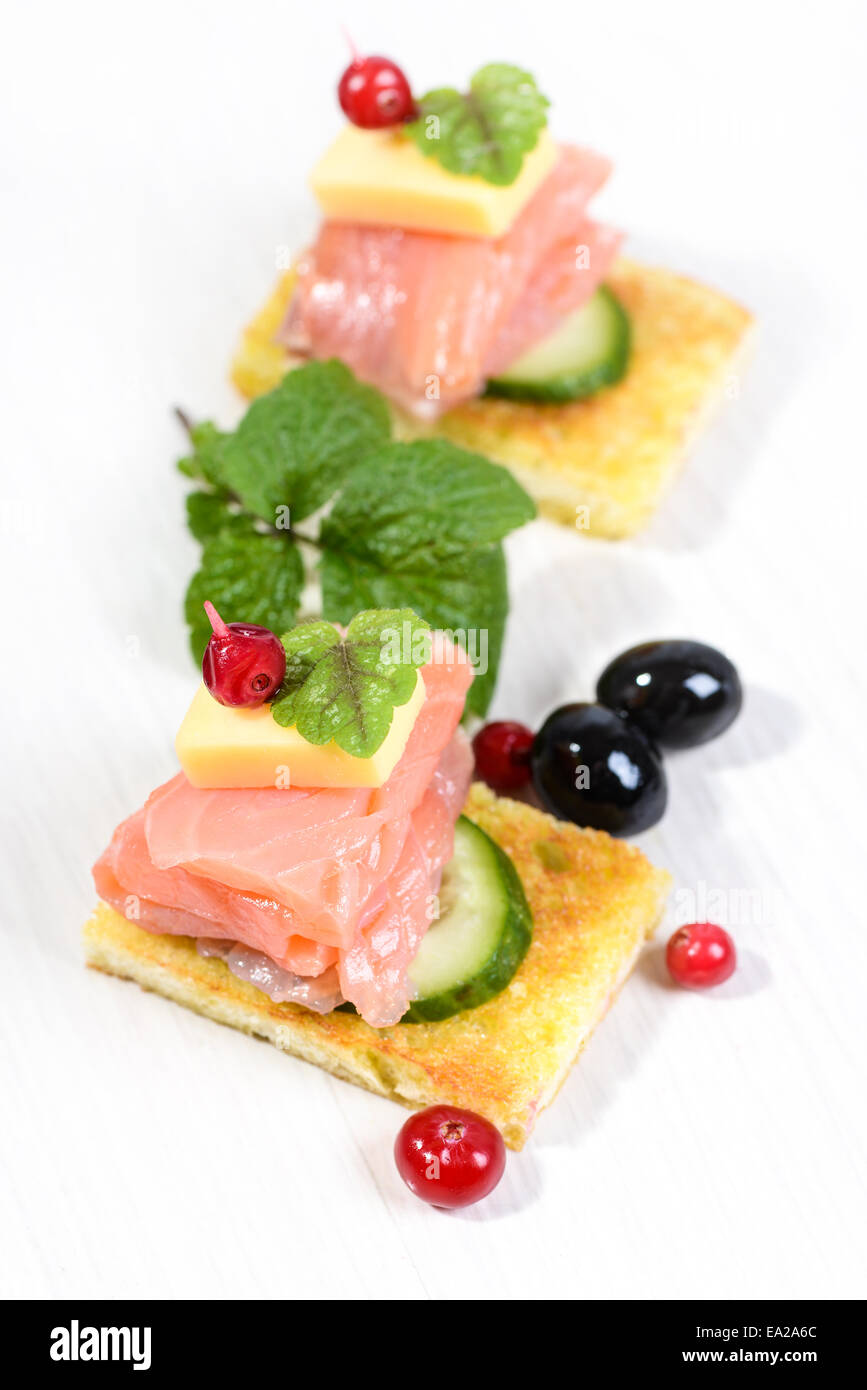 Lachs mit Gurke und Käse auf geröstetem Brot Stockfoto