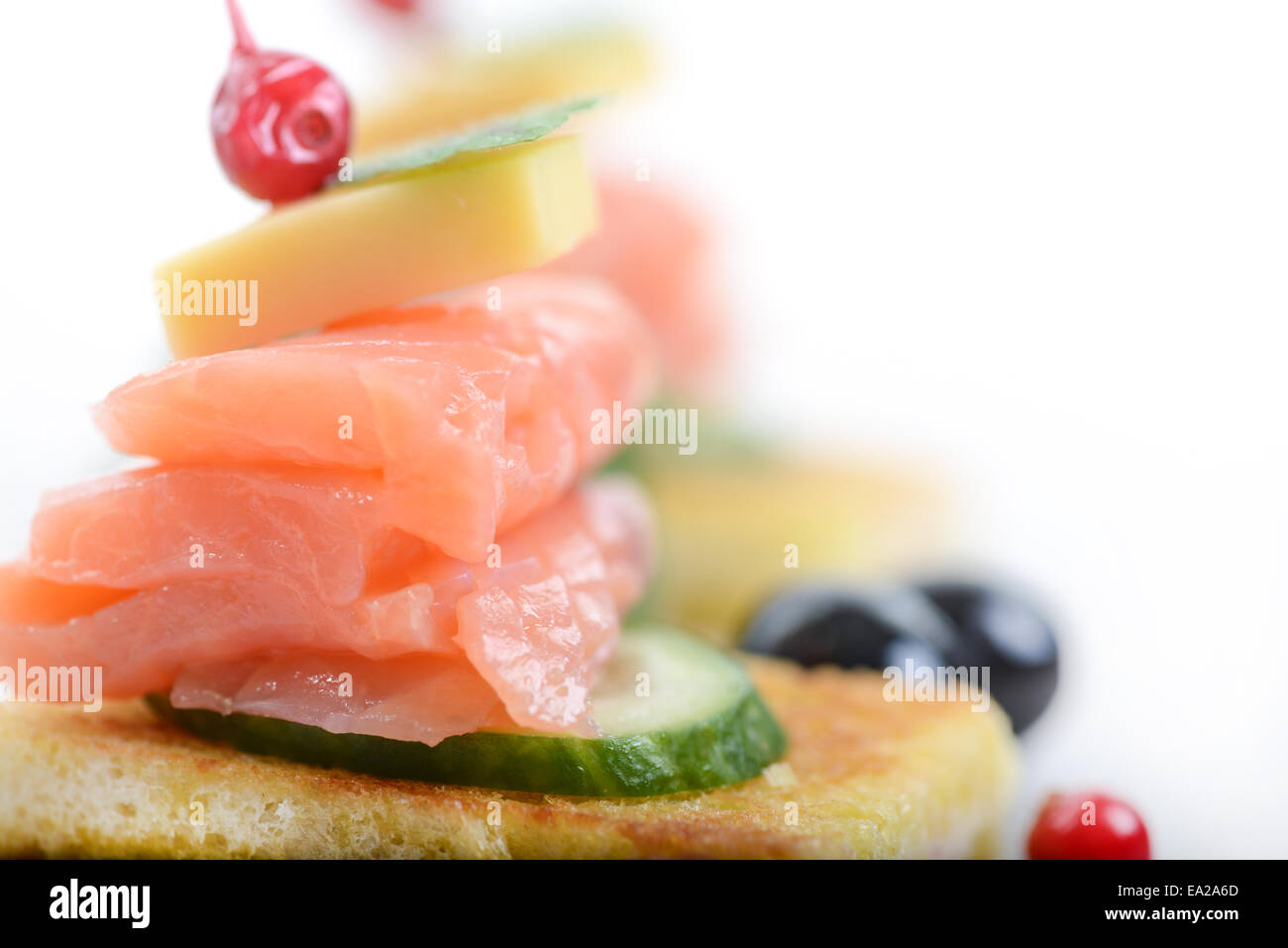 Lachs mit Gurke und Käse auf geröstetem Brot Stockfoto