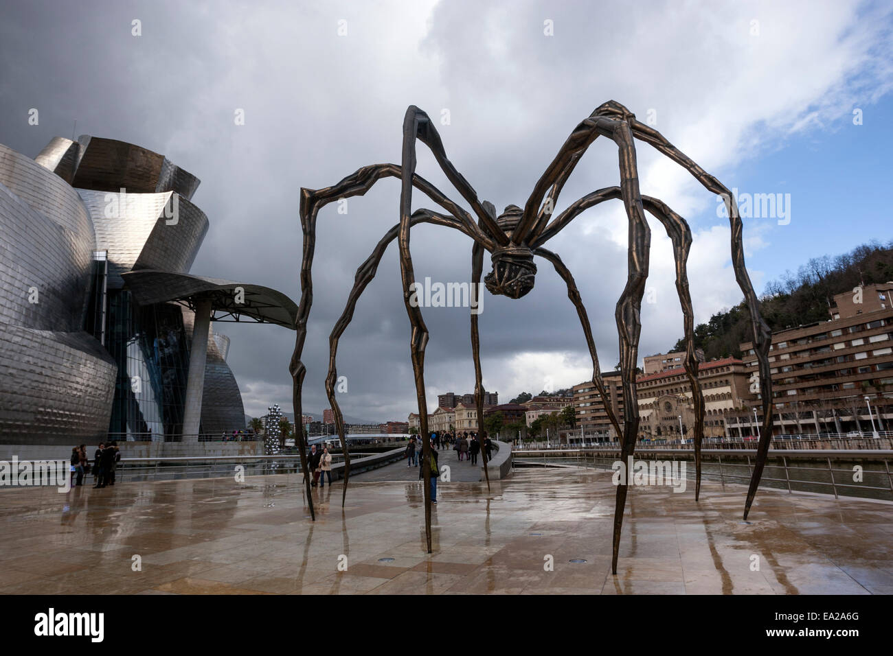 Die Spinne Skulptur Maman von Louise Bourgeois.  Guggenheim-Museum Bilbao. Von kanadisch-amerikanischen Architekten Frank Gehry entworfen, Stockfoto