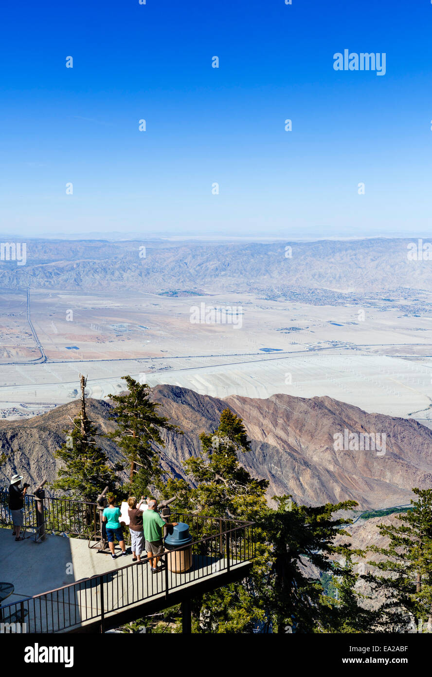 Blick über Palm Springs vom oberen Rand der Palm Springs Aerial Tramway, Riverside County, Southern California, USA Stockfoto