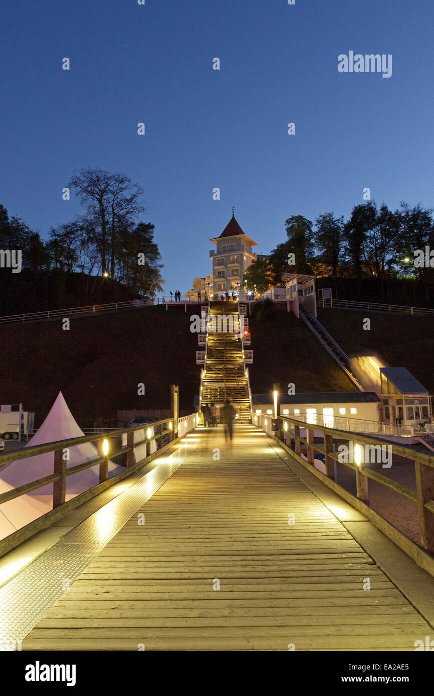 beleuchtete Hotel "Travel Charme" und Treppen zum Pier, Sellin, Insel Rügen, Mecklenburg-West Pomerania, Deutschland Stockfoto