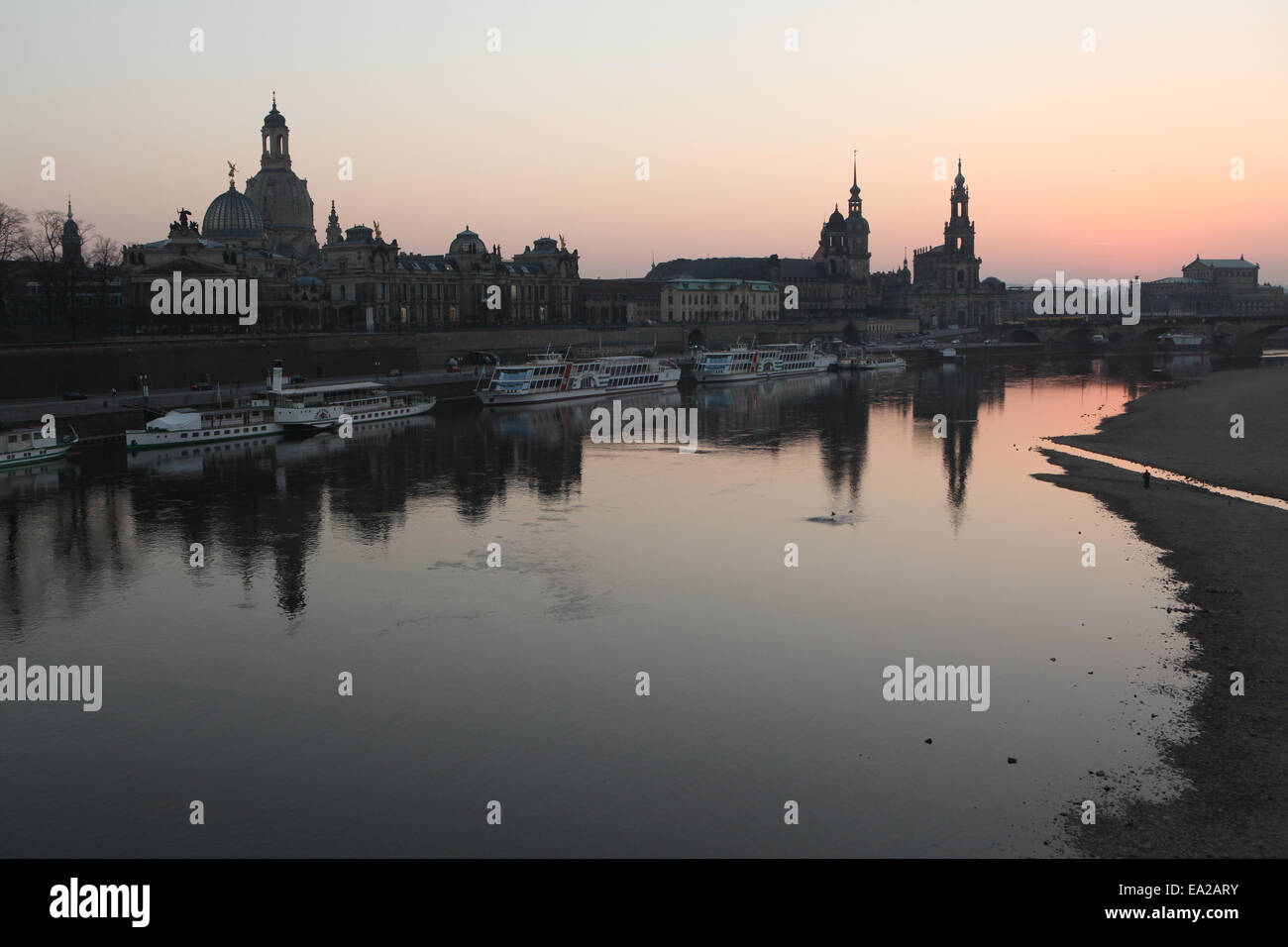 Sonnenuntergang über der Elbe in Dresden, Sachsen, Deutschland. Stockfoto