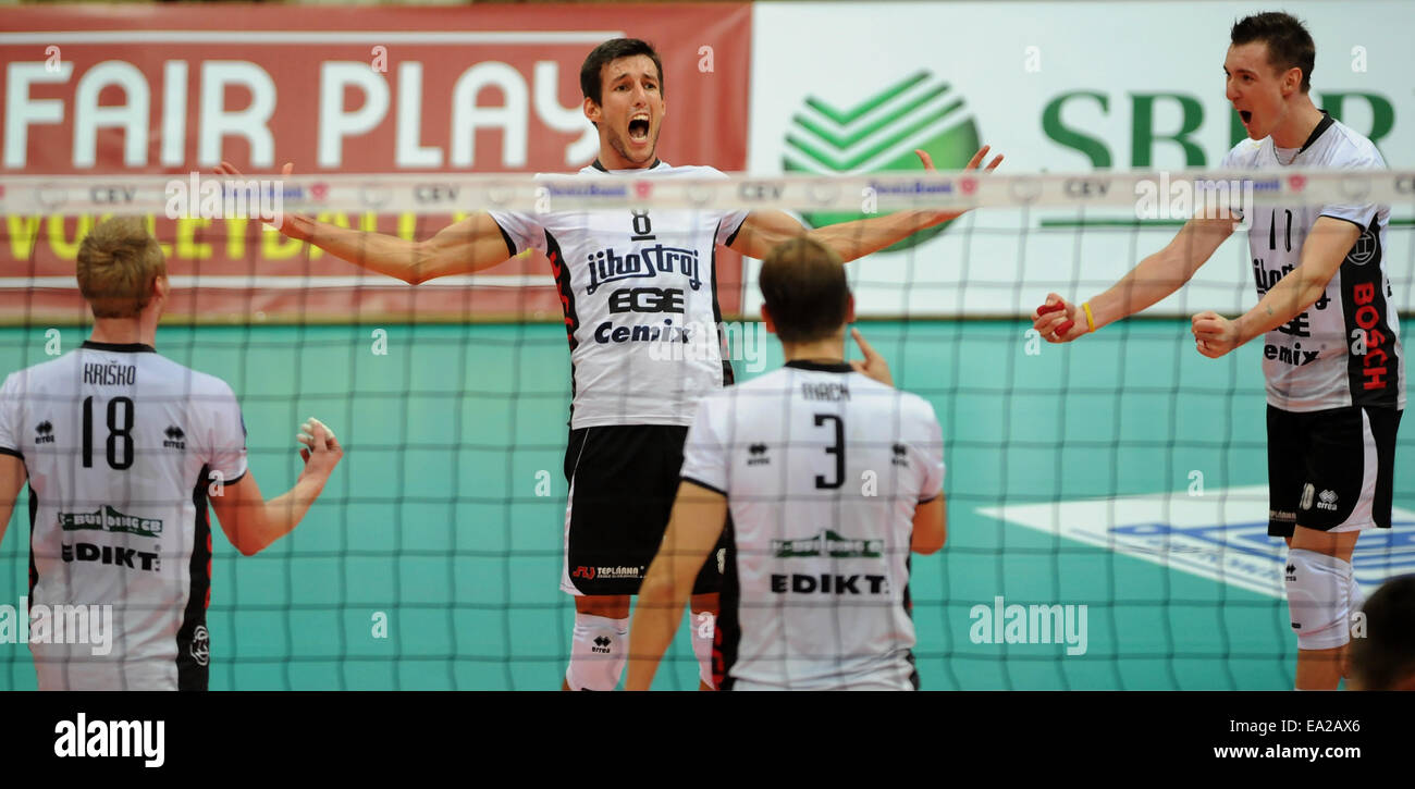 Ceske Budejovice, Tschechische Republik. 5. November 2014. Spieler von Jihostroj Ceske Budejovice abgebildet, während die Männer Volleyball Champions League 1. Runde F Gruppenspiel Jihostroj Ceske Budejovice Vs PGE Skra Belchatow in Ceske Budejovice, Tschechische Republik, 5. November 2014. © Vaclav Pancer/CTK Foto/Alamy Live-Nachrichten Stockfoto