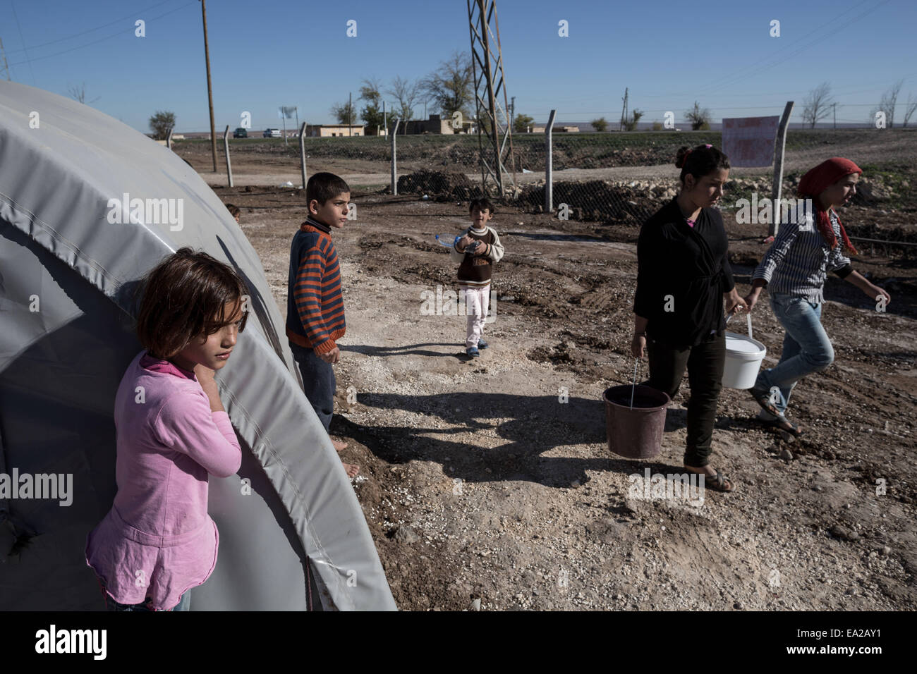 Suruc, Türkei. 5. November 2014. Syrischen kurdischen Flüchtlingen aus Kobane Bereich in einem Flüchtlingslager in der Stadt Suruc nahe der Türkei-Syrien-Grenze am 5. November 2014. Bildnachweis: Konstantinos Tsakalidis/Alamy Live-Nachrichten Stockfoto