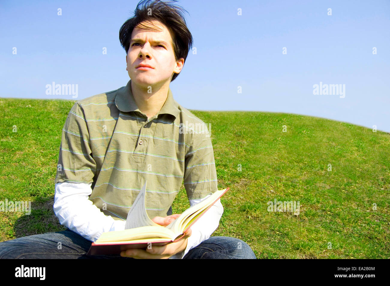 Bildung Konzeptbild. Teeneger Schüler lesen ein Buch im Freien. Stockfoto
