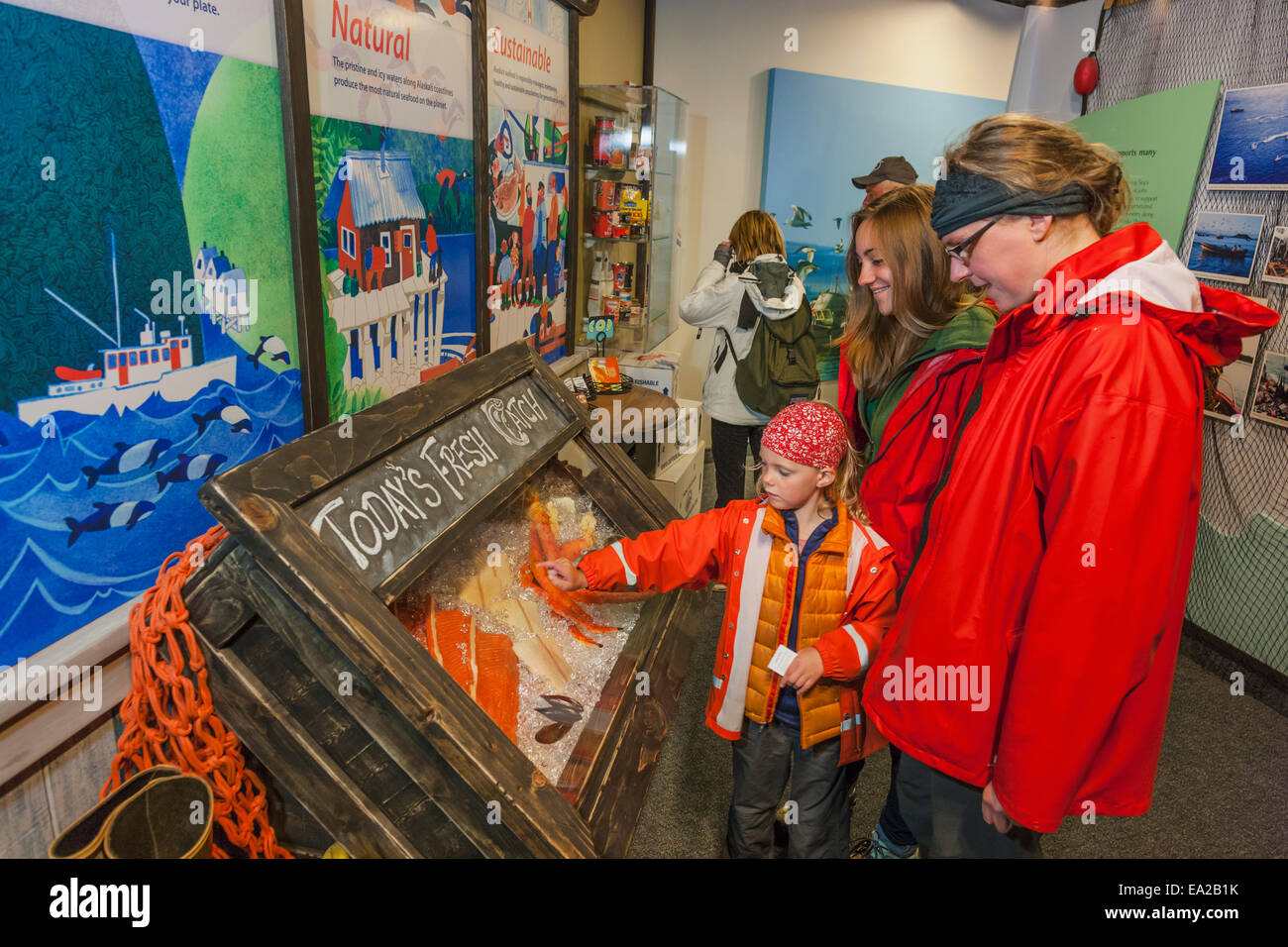 Mutter und Kind entdecken Sie Exponate im Alaska Sealife Center, Seward, Yunan Alaska, USA. Stockfoto