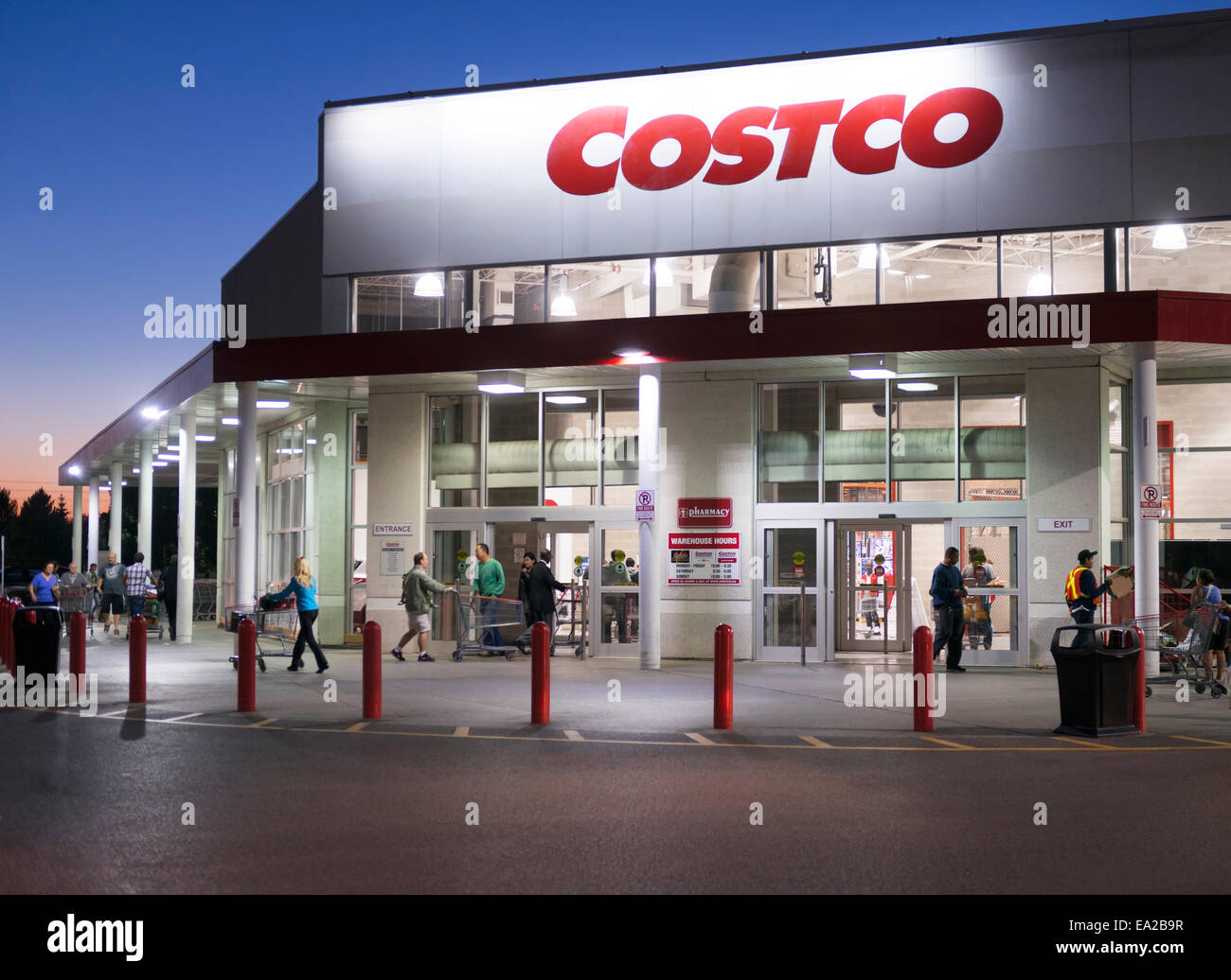 COSTCO Kaufhauskette, Mitgliedschaft Warehouse Club, am Abend in Scarborough, Toronto, Ontario, Kanada 2014 Stockfoto