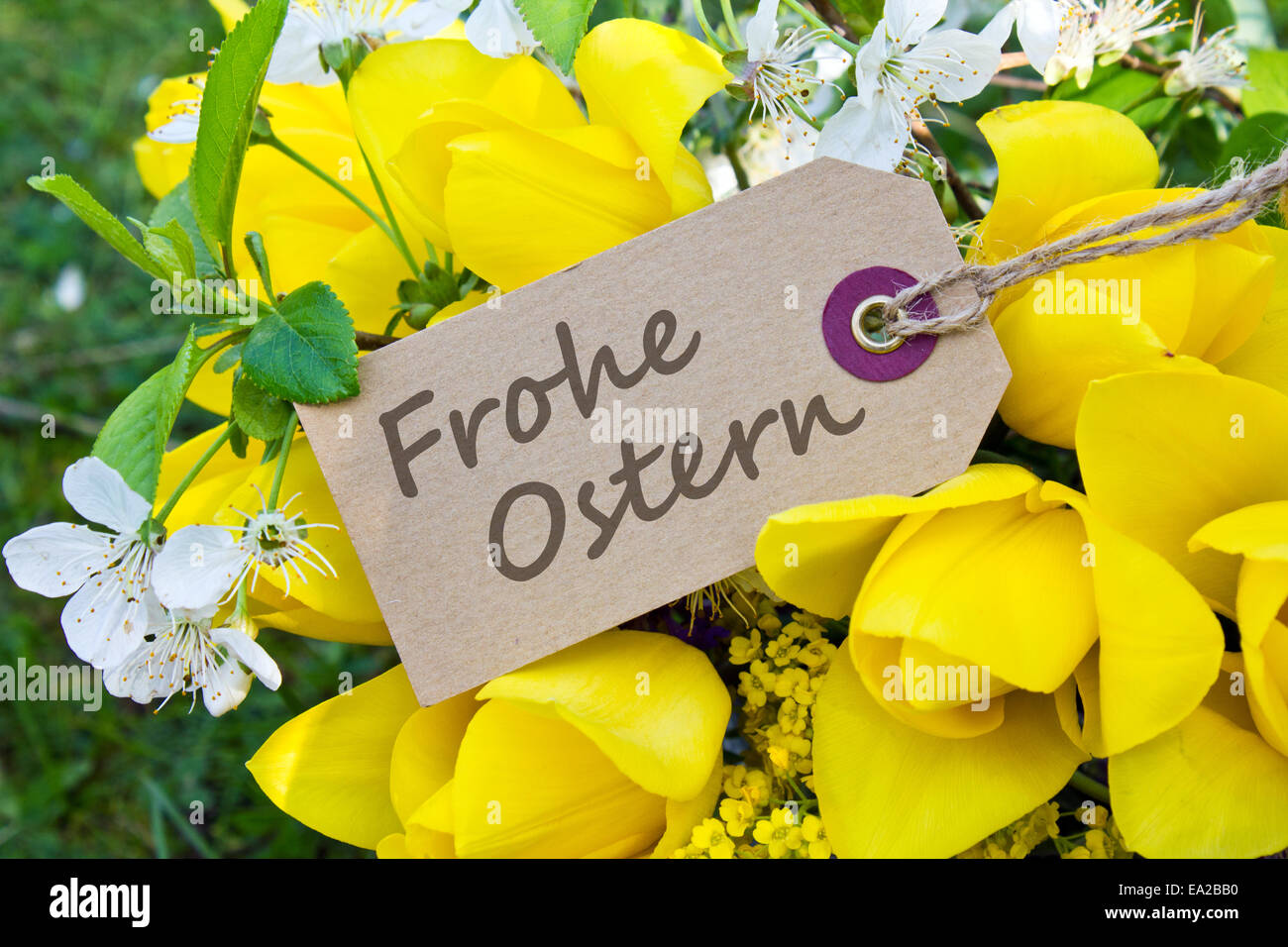 Osterkarte mit gelben Tulpen und deutschem Text: Happy Easter Stockfoto
