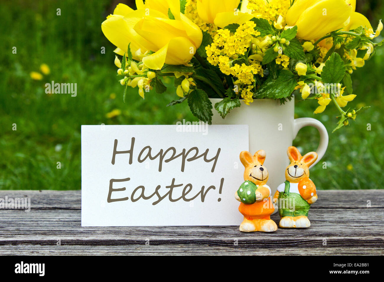 Osterkarte mit gelben Tulpen und englischem Text: Happy Easter Stockfoto