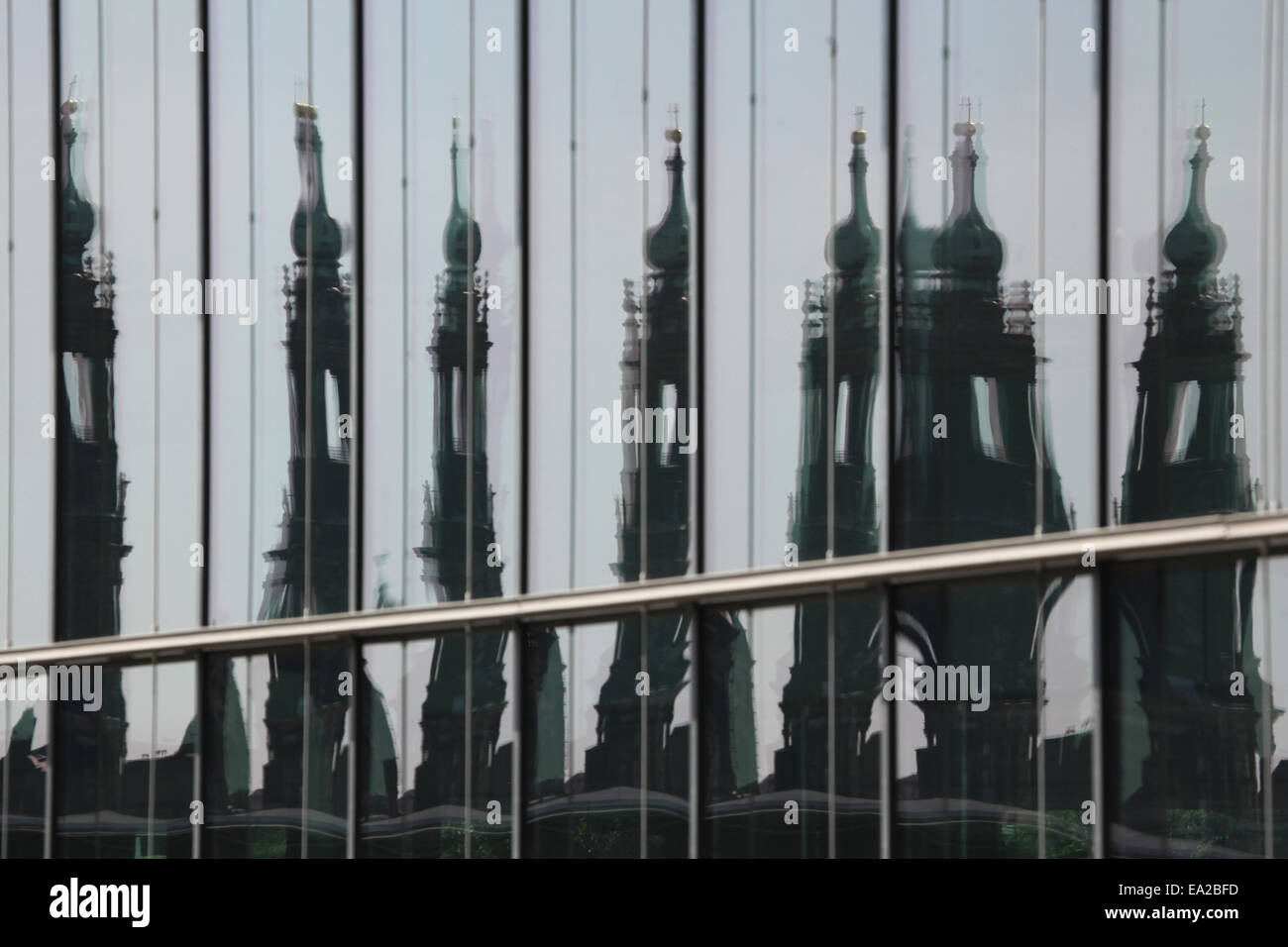 Reflexion der Dresdner Kathedrale (Hofkirche) in den Fenstern des Kongresszentrums in Dresden, Sachsen, Deutschland. Stockfoto