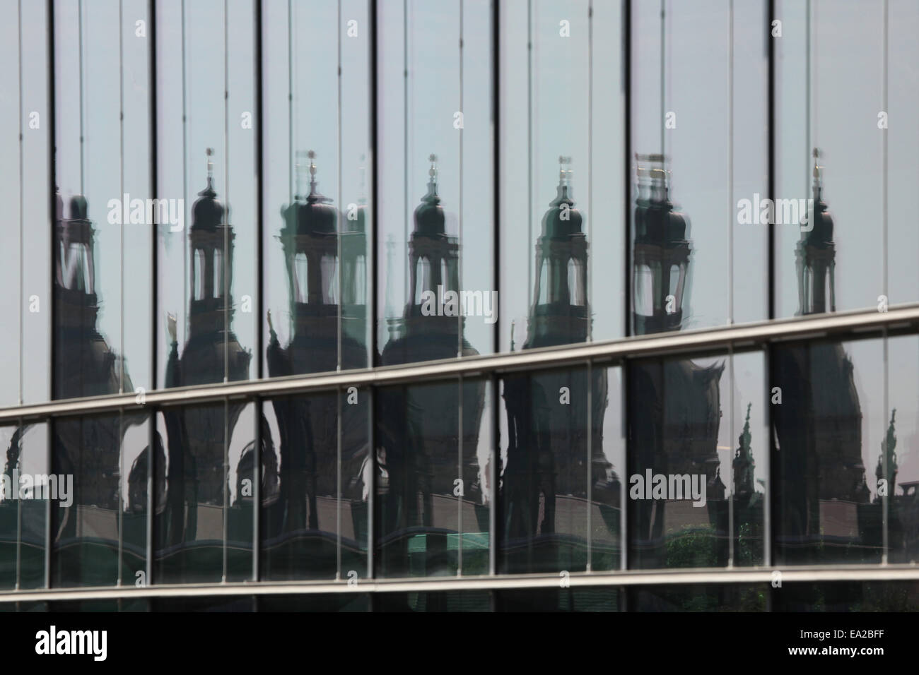 Reflexion der Frauenkirche in den Fenstern des Kongresszentrums in Dresden, Sachsen, Deutschland. Stockfoto