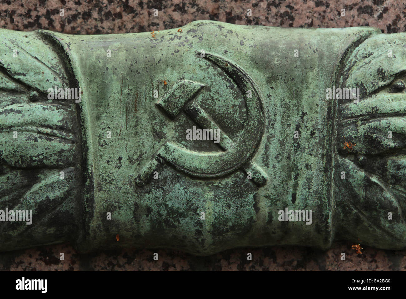 Hammer und Sichel. Denkmal für sowjetische Soldaten gefallenen im zweiten Weltkrieg am Olbrichtplatz in Dresden, Sachsen, Deutschland. Stockfoto