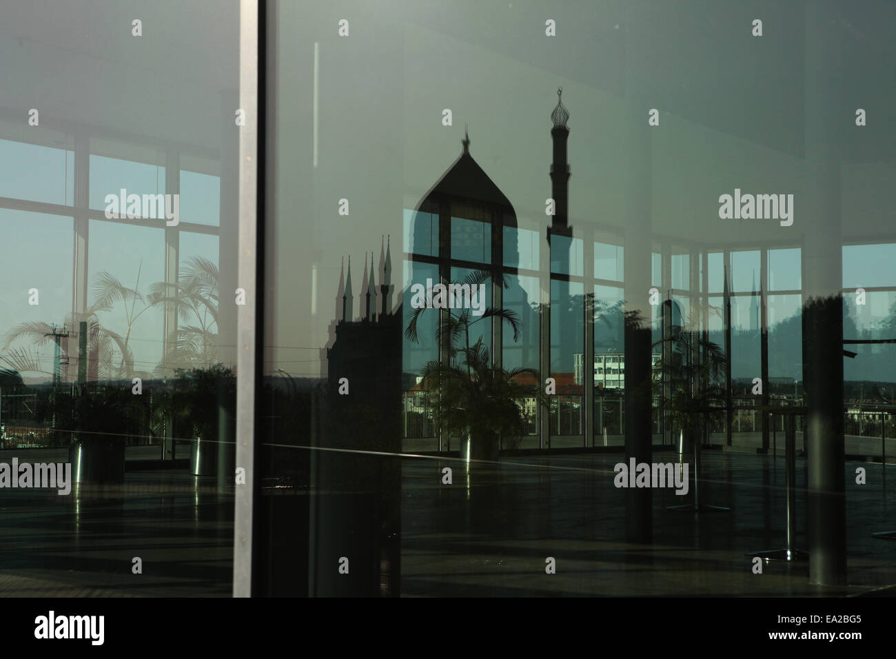 Reflexion des verkleideten Gebäudes (1909) in den Fenstern des Kongresszentrums in Dresden, Sachsen, Deutschland. Stockfoto