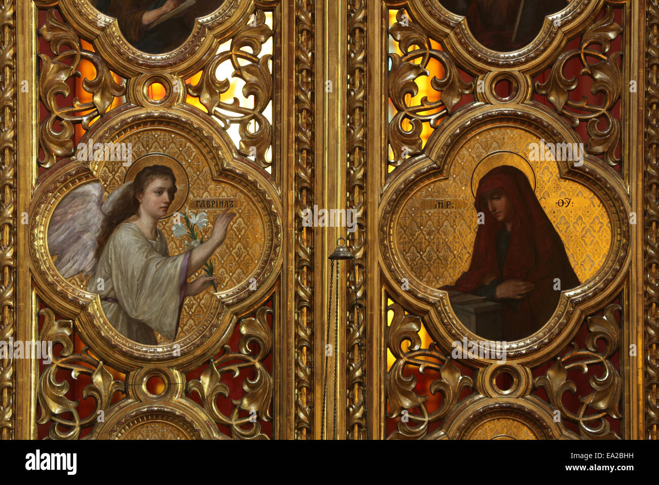 Verkündigung. Symbole in den Heiligen Pforten der Marmor Ikonostase in der russischen orthodoxen Kirche in Dresden, Sachsen, Deutschland. Stockfoto Verkündigung. Symbole in den Heiligen Pforten der Marmor Ikonostase in der russischen orthodoxen Kirche in Dresden, Sachsen, Deutschland. Stockfoto