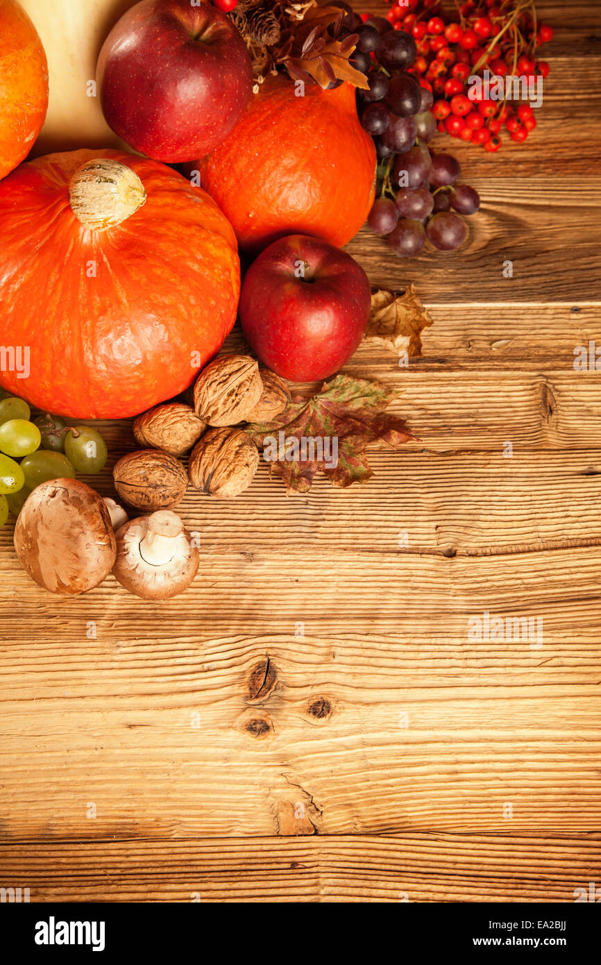 Herbst-Konzept von oben geschossen. Mischung aus Kürbissen, Obst und Gemüse auf Holztisch. Stockfoto