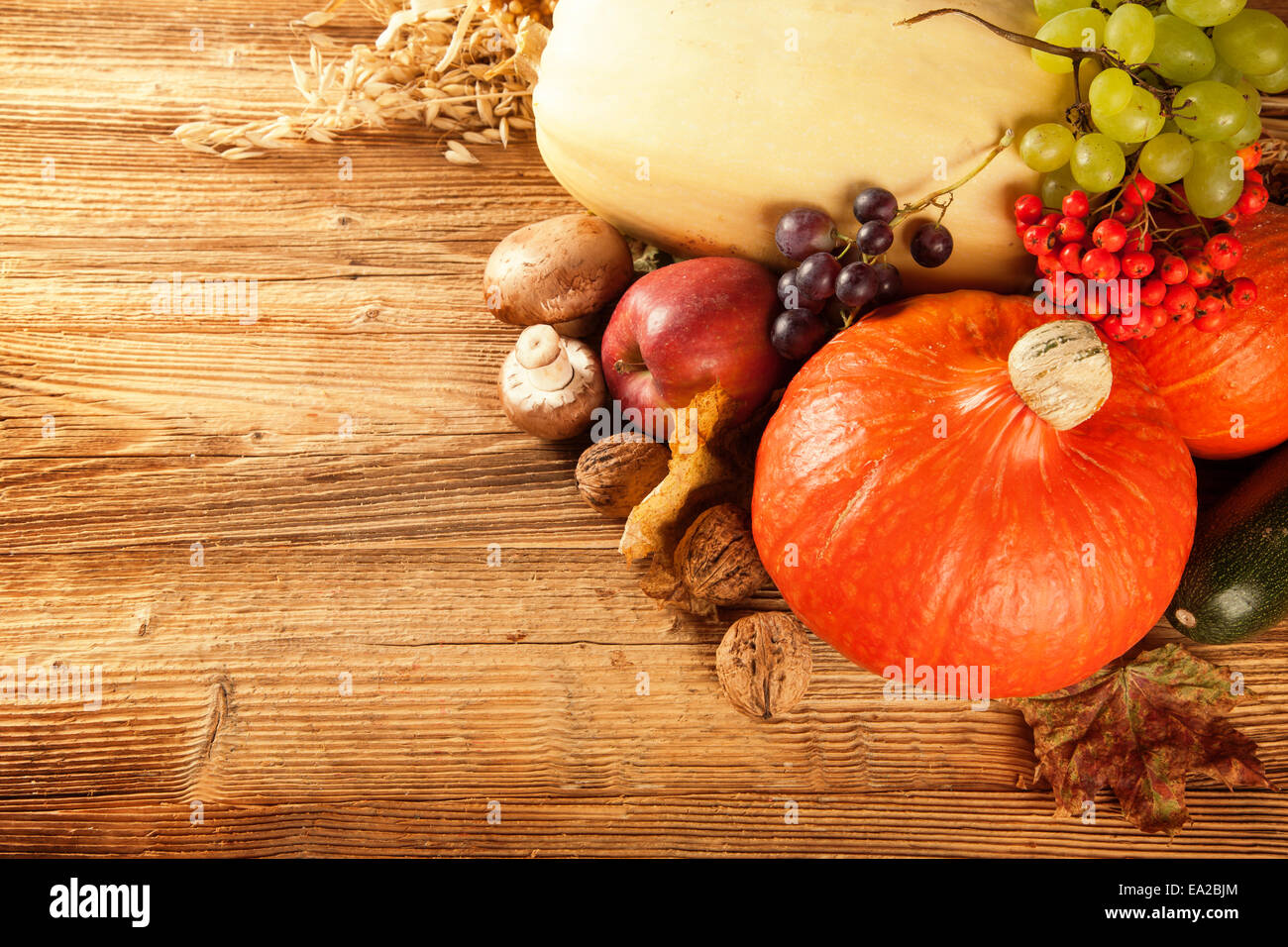 Herbst-Konzept von oben geschossen. Mischung aus Kürbissen, Obst und Gemüse auf Holztisch. Stockfoto