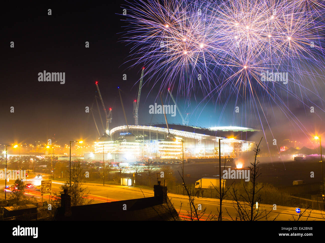 Etihad Stadium und Feuerwerk vor Bonfire Night Champions League Spiel Manchester City gegen ZSKA Moskau. Stockfoto