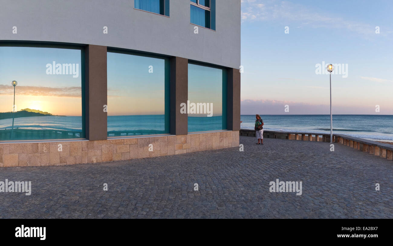 Sonnenuntergang in Hotal Fenster in der Stadt Albufeira Algarve wider. Süd-Portugal. Stockfoto