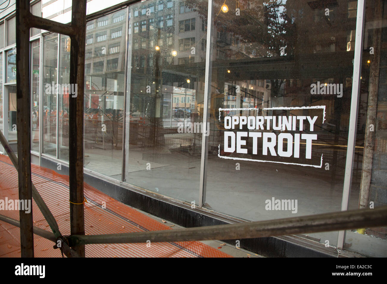 Detroit, Michigan - eine freie Storefront auf Woodward Avenue in der Innenstadt von Detroit mit einem Schild mit der Aufschrift "Gelegenheit Detroit." Stockfoto