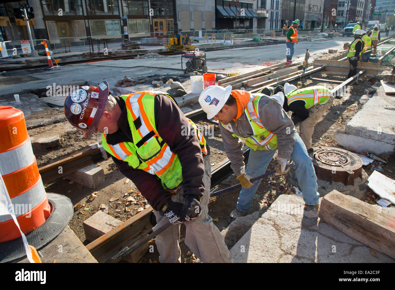 Detroit, Michigan - Arbeiter installieren Schienen für 3,3-Meile M1 Bahnprojekt. Stockfoto