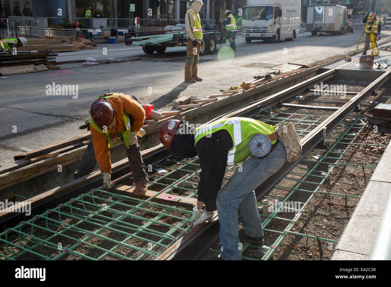 Detroit, Michigan - Arbeiter installieren Schienen für 3,3-Meile M1 Bahnprojekt. Stockfoto