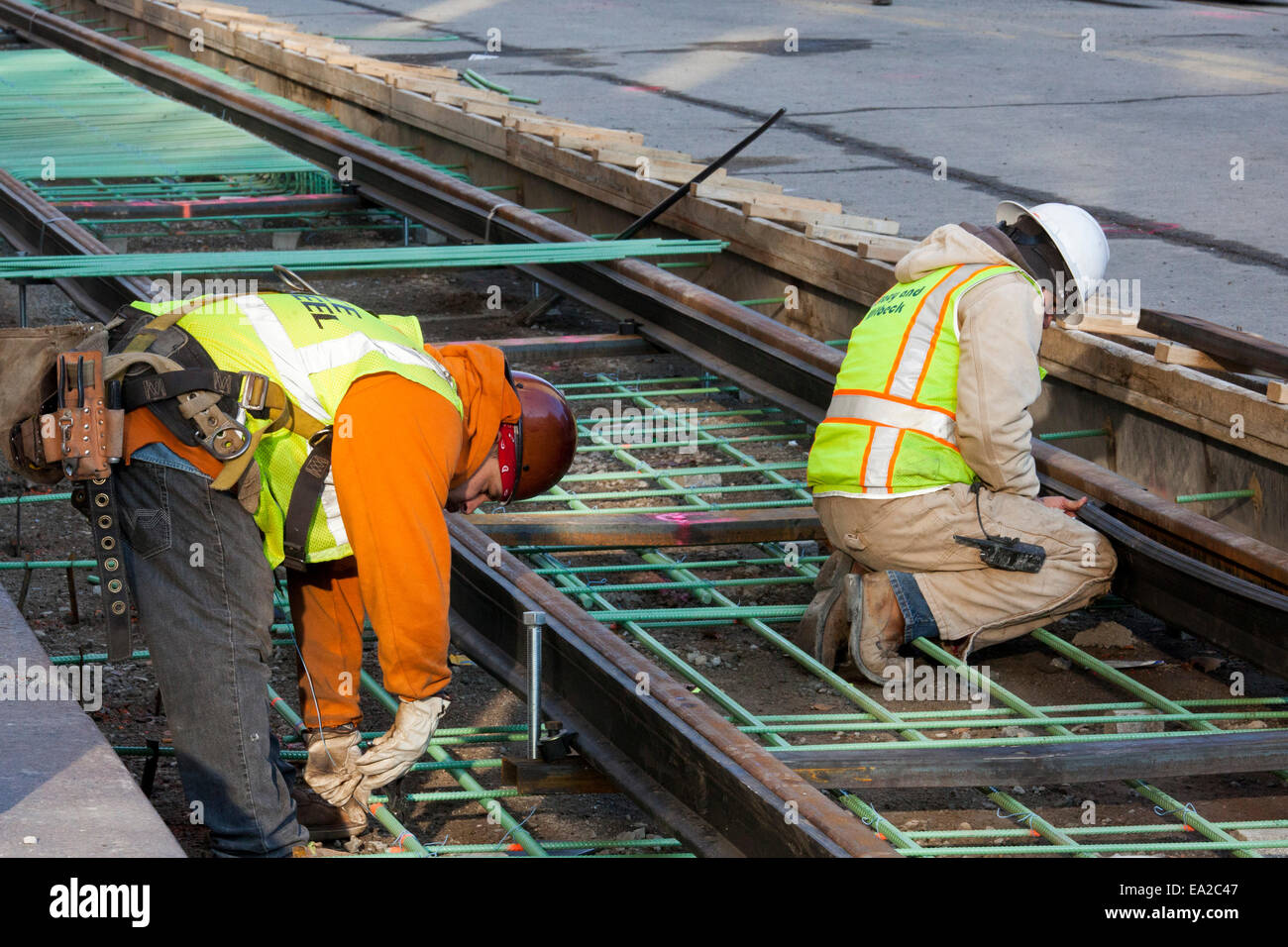Detroit, Michigan - Arbeiter installieren Schienen für 3,3-Meile M1 Bahnprojekt. Stockfoto