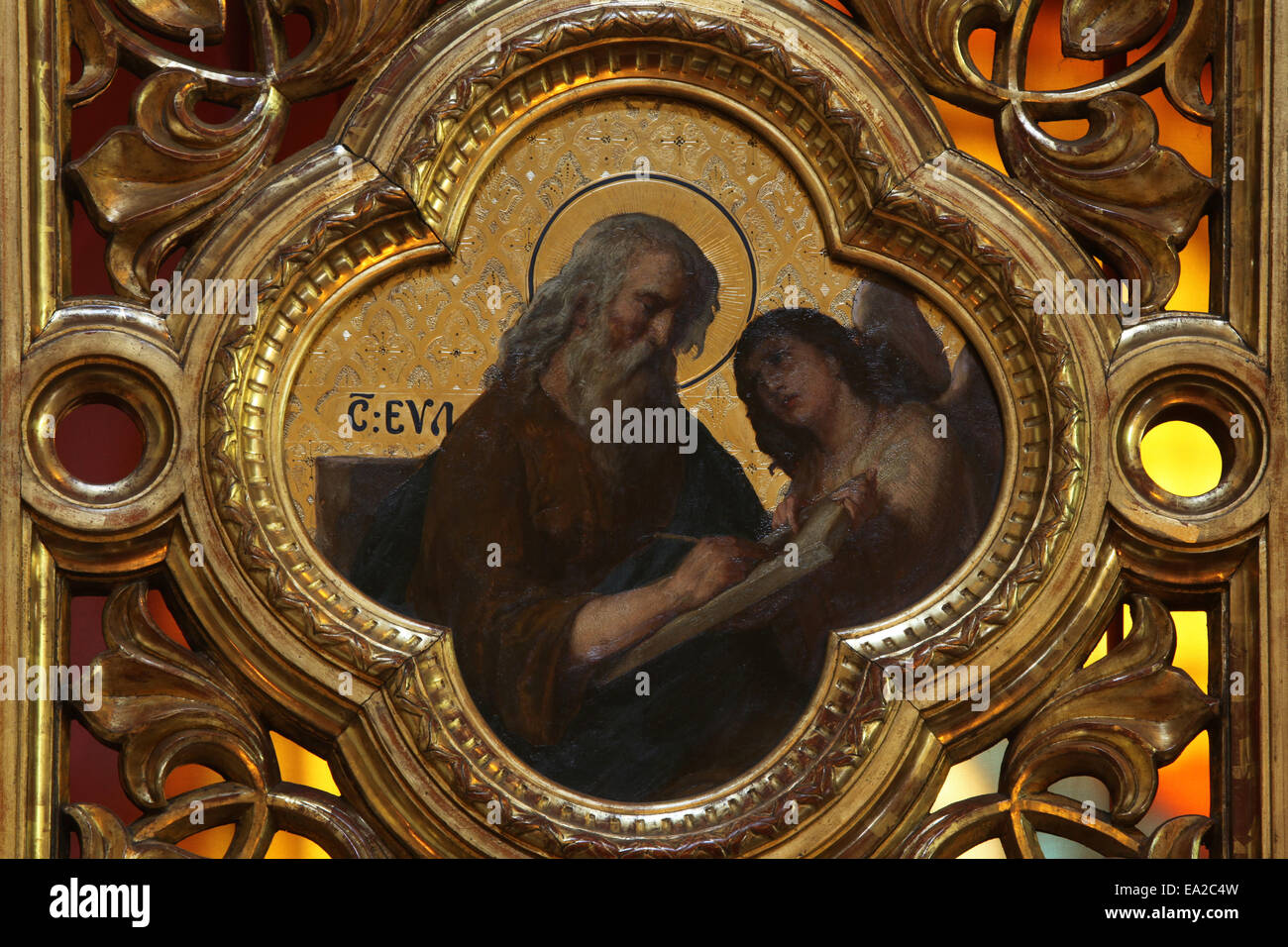 Der Evangelist Matthäus. Symbol in den Heiligen Pforten der Marmor Ikonostase in der russischen Kirche in Dresden, Sachsen, Deutschland Stockfoto Der Evangelist Matthäus. Symbol in den Heiligen Pforten der Marmor Ikonostase in der russischen Kirche in Dresden, Sachsen, Deutschland Stockfoto