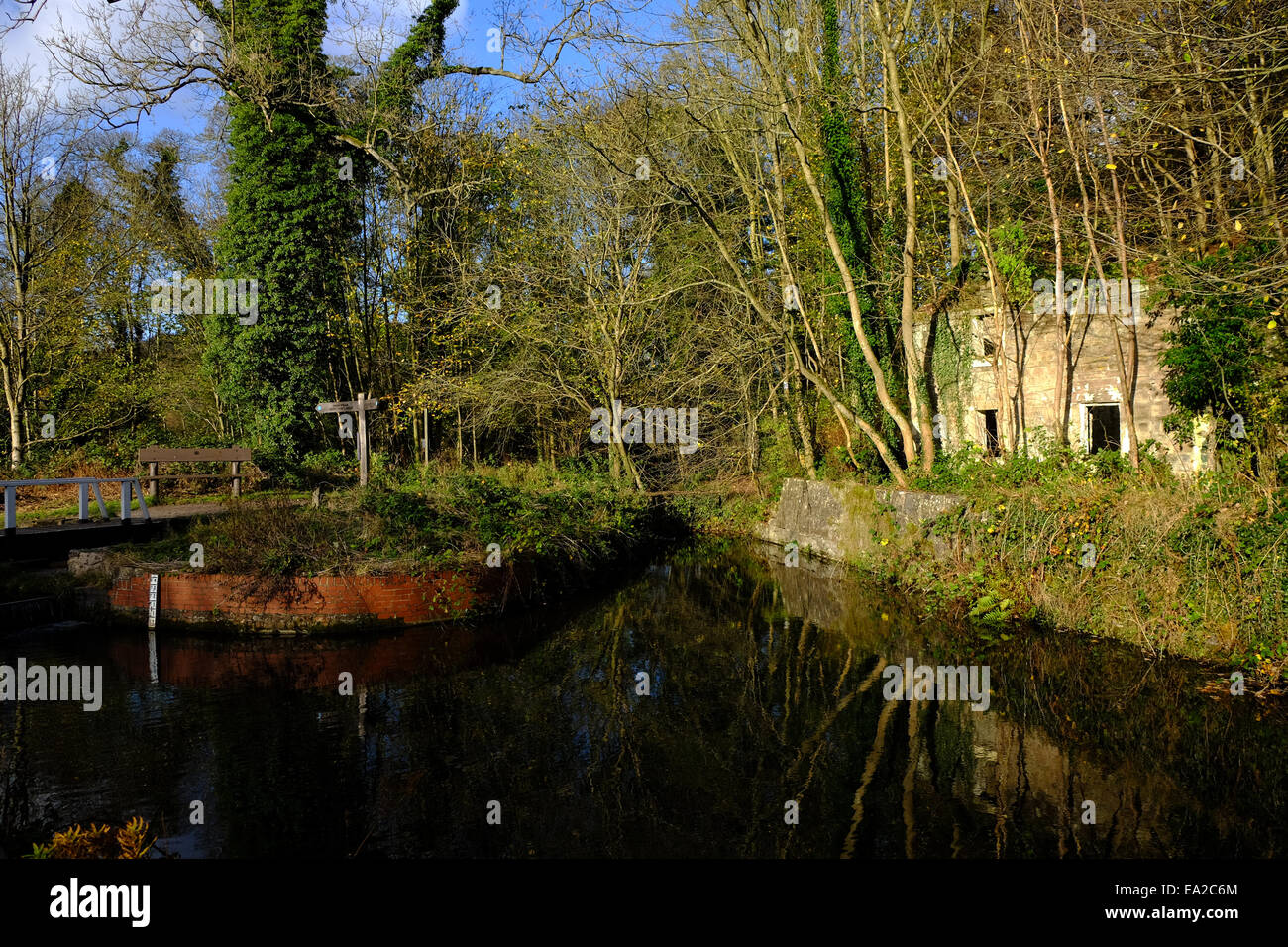 Cromford Canal, Derbyshire, UK. Altes Landhaus aus Stein. Stockfoto