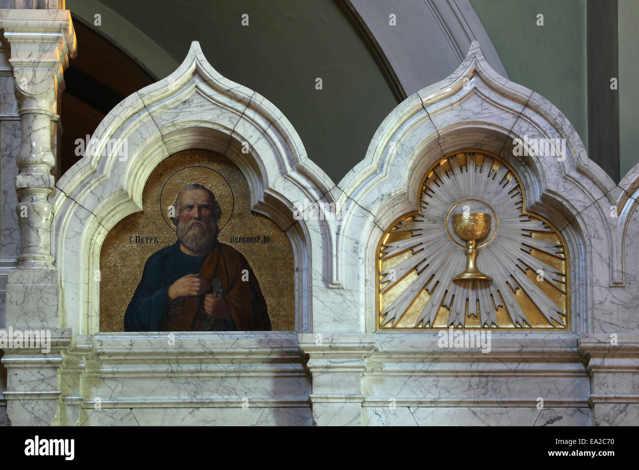 Saint Peter der Apostel. Symbol in der Marmor Ikonostase der russischen orthodoxen Kirche in Dresden, Sachsen, Deutschland. Stockfoto