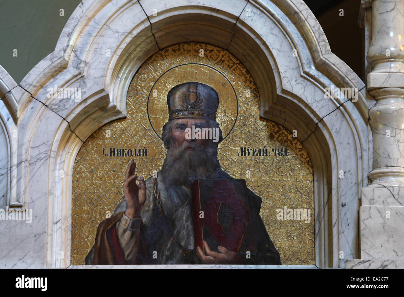 Sankt Nikolaus des Wundertäters. Symbol in der Marmor Ikonostase der russischen orthodoxen Kirche in Dresden, Sachsen, Deutschland. Stockfoto