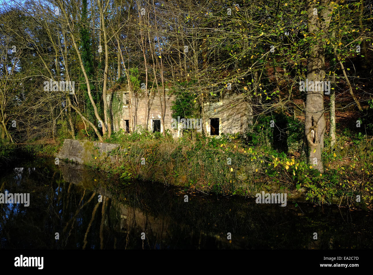 Cromford Canal, Derbyshire, UK. Altes Landhaus aus Stein. Stockfoto