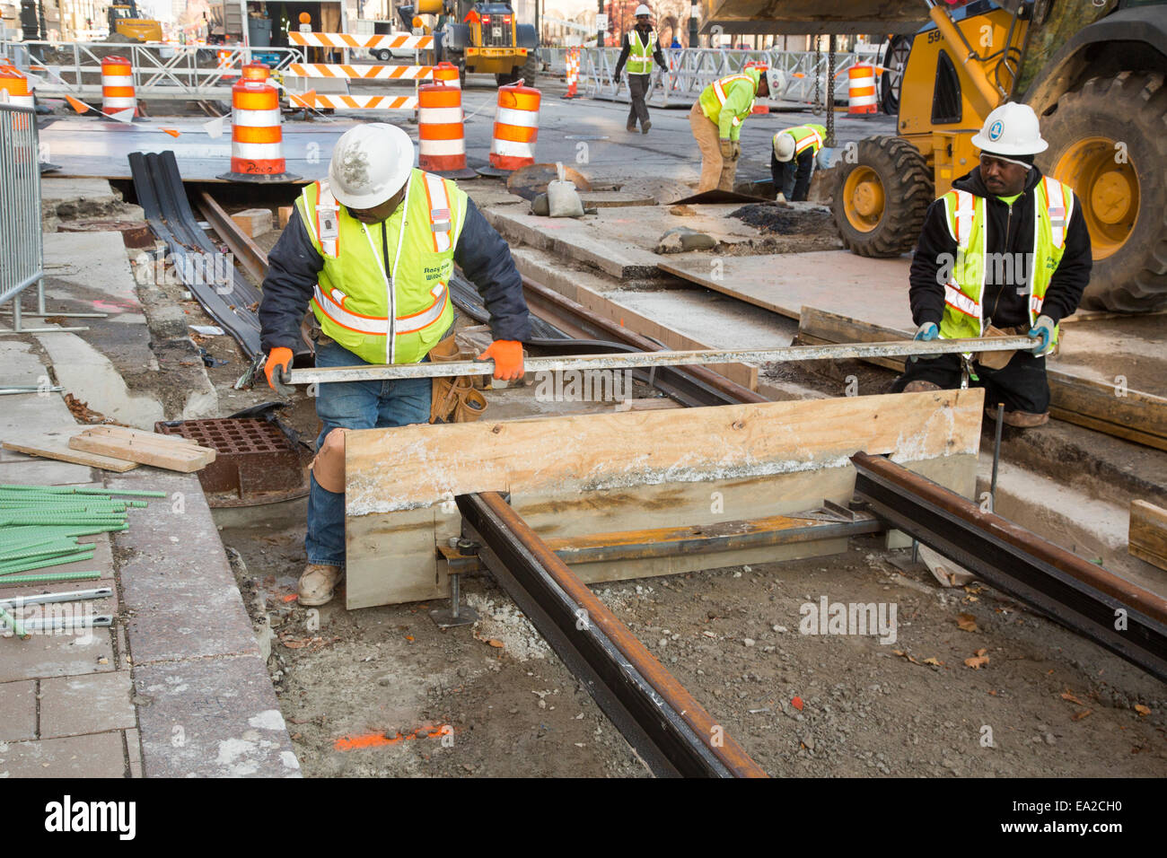 Detroit, Michigan - Arbeiter installieren Schienen für 3,3-Meile M1 Bahnprojekt. Stockfoto